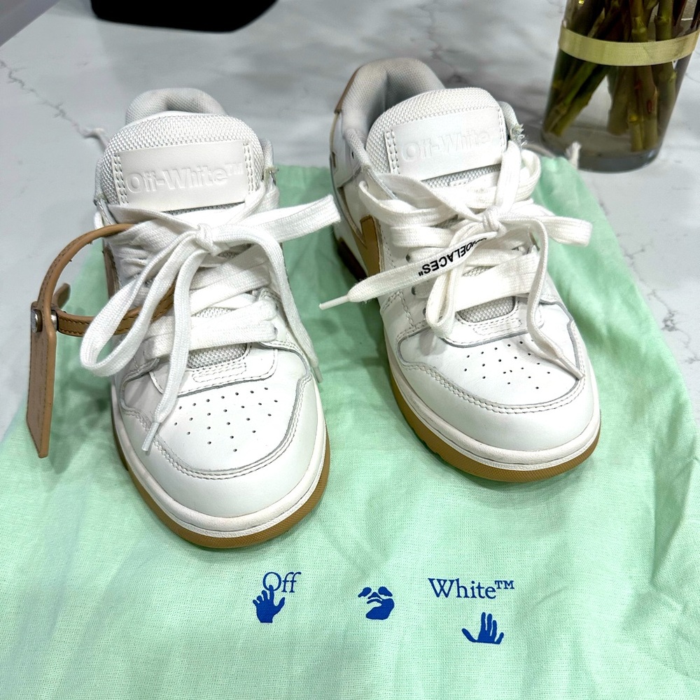 Tennis shoes for boys. Size 35. Used but like new.